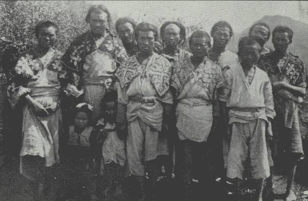 MOTLEY GROUP OF HUA MIAO MENFOLK

Picture gives an idea of how the Hua Miao in certain sections are being
gradually absorbed by the Chinese; these men are typical tenant farmers
of the Nou-su.